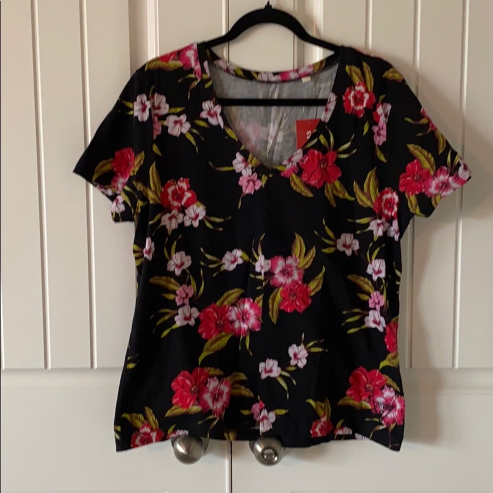 Geuss T in XL NEW WITH TAGS